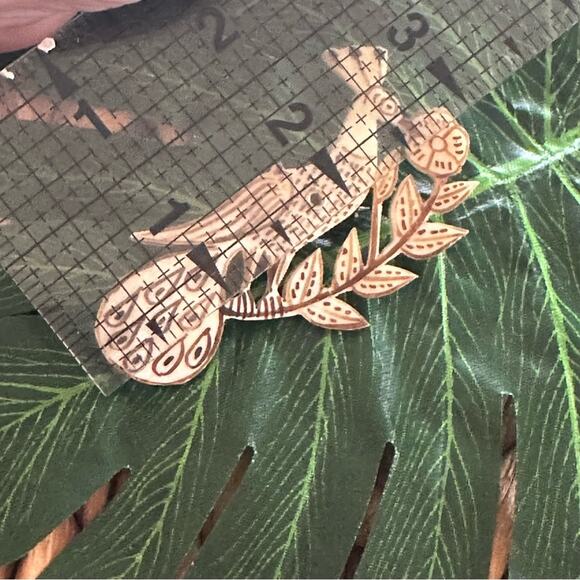 BOGO FREE VTG carved bird brooch pin - Picture 3 of 6